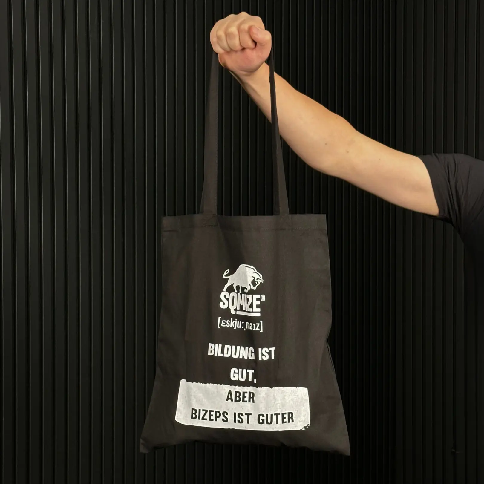 Baumwolltasche SQMIZE® schwarz, "Bildung ist gut, aber Bizeps ist guter"